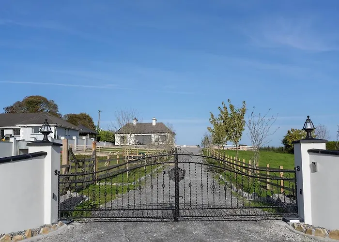 Eden House And Pet Farm *